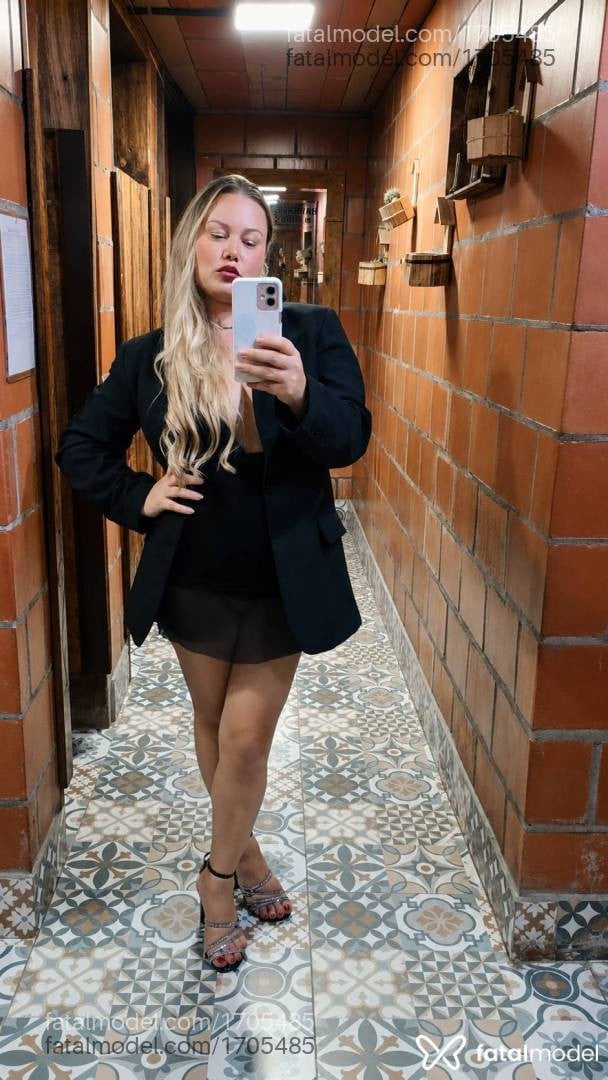 Acompanhante mulher loira (o) de olhos castanhos - Ana Clara