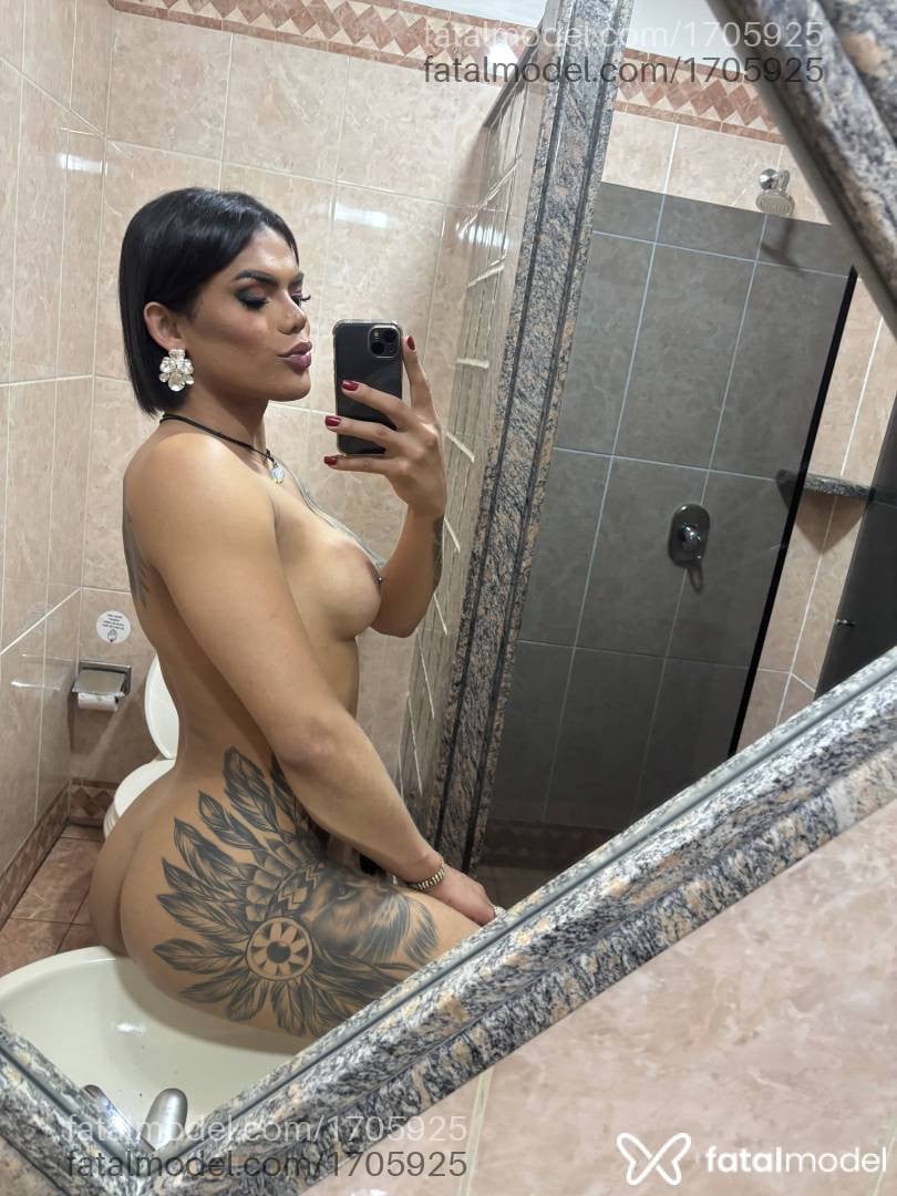 Acompanhante mulher trans morena (o) de olhos pretos - Natth Mendes