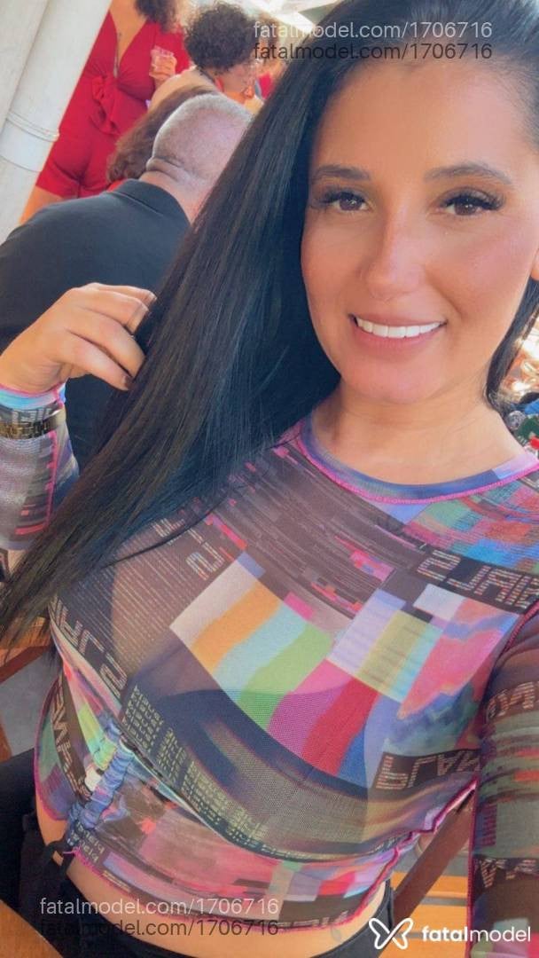 Acompanhante mulher com cabelo colorido de olhos castanhos - Sarah