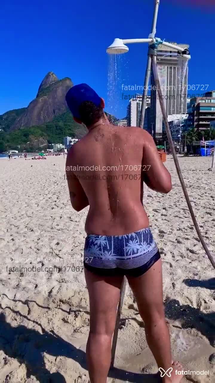 Acompanhante não-binário com cabelo castanho de olhos castanhos em Balneário Camboriú - PERUANO DISCVERS