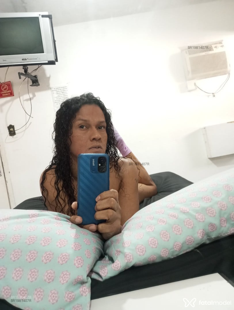 Acompanhante mulher trans com cabelo castanho de olhos castanhos - Roberta Duval Acompanhante mulher trans com cabelo castanho de olhos castanhos - Roberta Duval