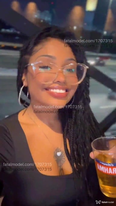 Acompanhante mulher morena (o) de olhos pretos - Naomy Duttra