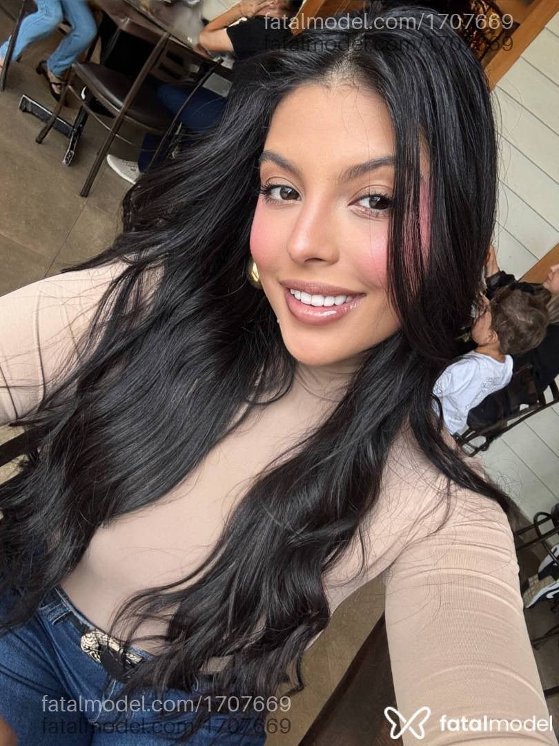Acompanhante mulher morena (o) de olhos pretos - Bárbara