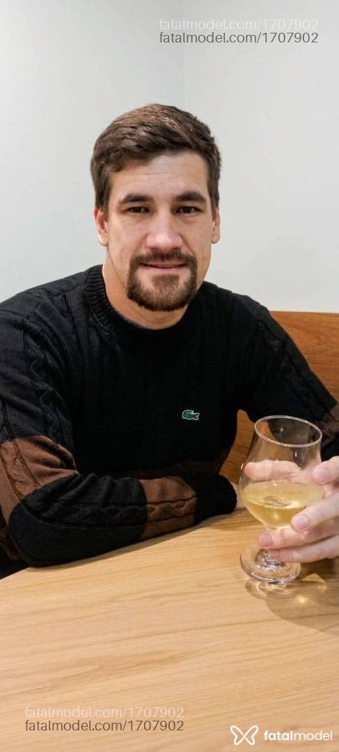 Acompanhante homem loira (o) de olhos castanhos - Duke