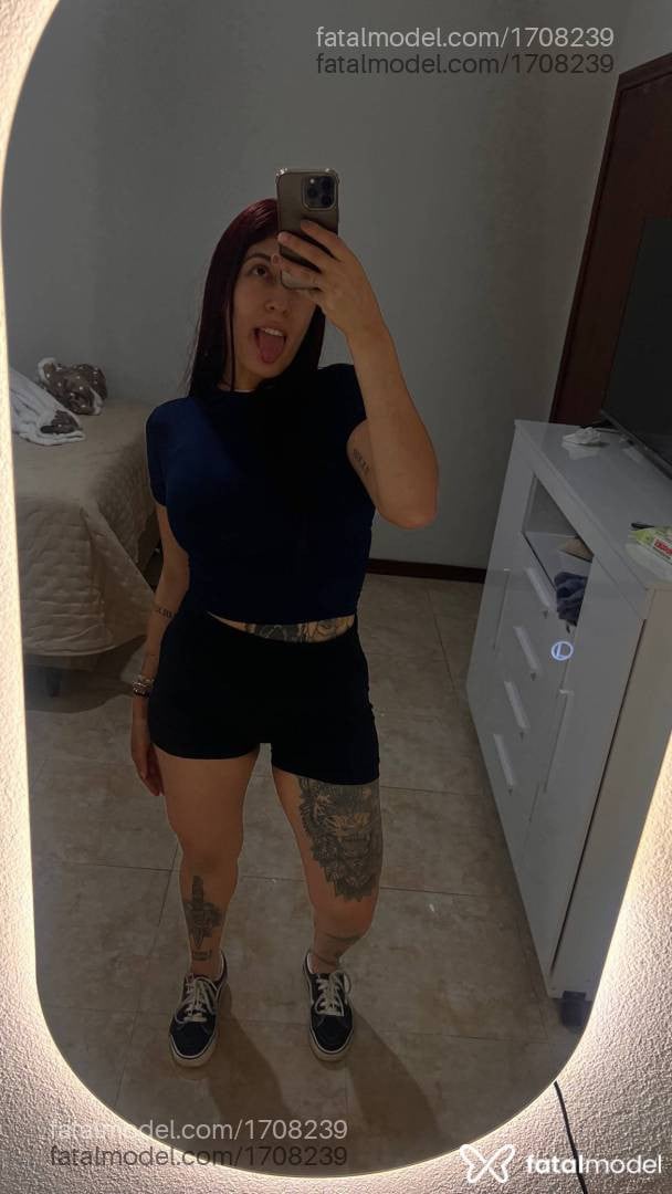 Acompanhante mulher ruiva (o) de olhos pretos - Roberta