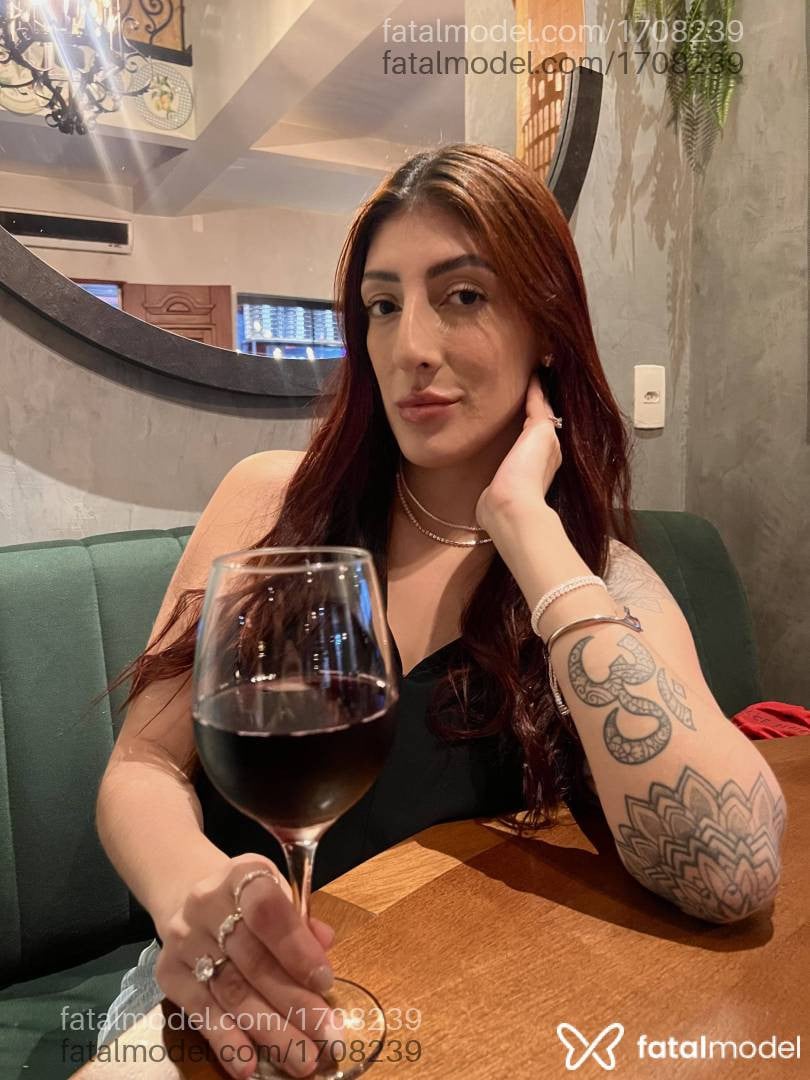 Acompanhante mulher ruiva (o) de olhos pretos - Roberta