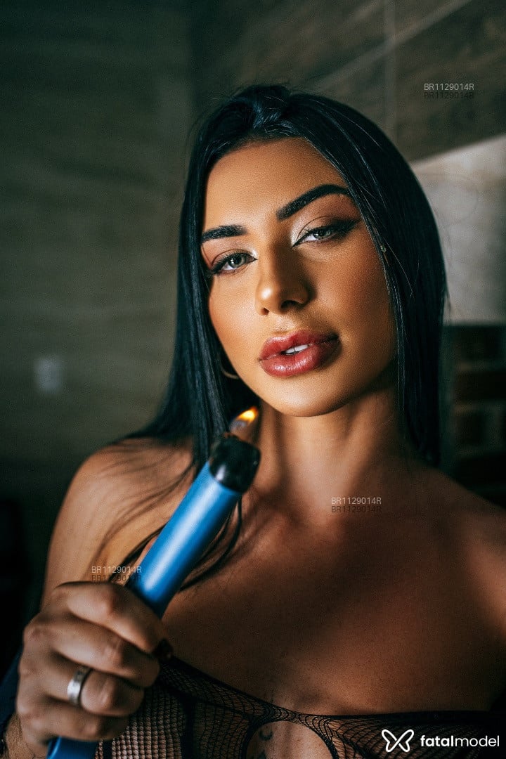 Acompanhante mulher morena (o) de olhos azuis - Agatha Bergamaschi Acompanhante mulher morena (o) de olhos azuis - Agatha Bergamaschi