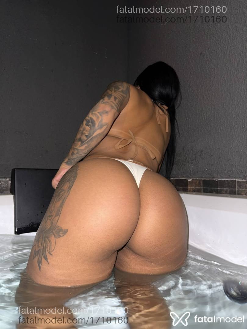 Acompanhante mulher morena (o) de olhos pretos - Mia Ferrari