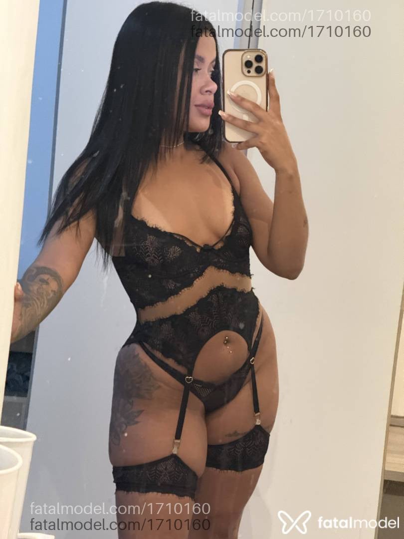 Acompanhante mulher morena (o) de olhos pretos - Mia Ferrari