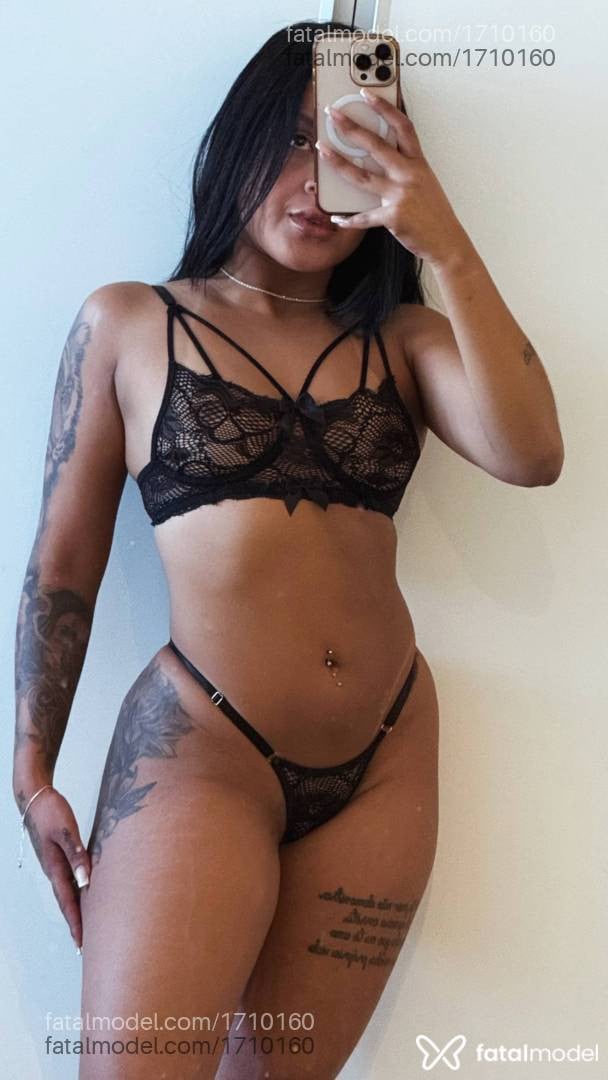 Acompanhante mulher morena (o) de olhos pretos - Mia Ferrari