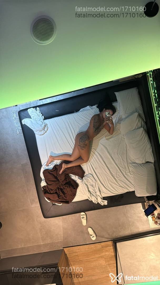 Acompanhante mulher morena (o) de olhos pretos - Mia Ferrari