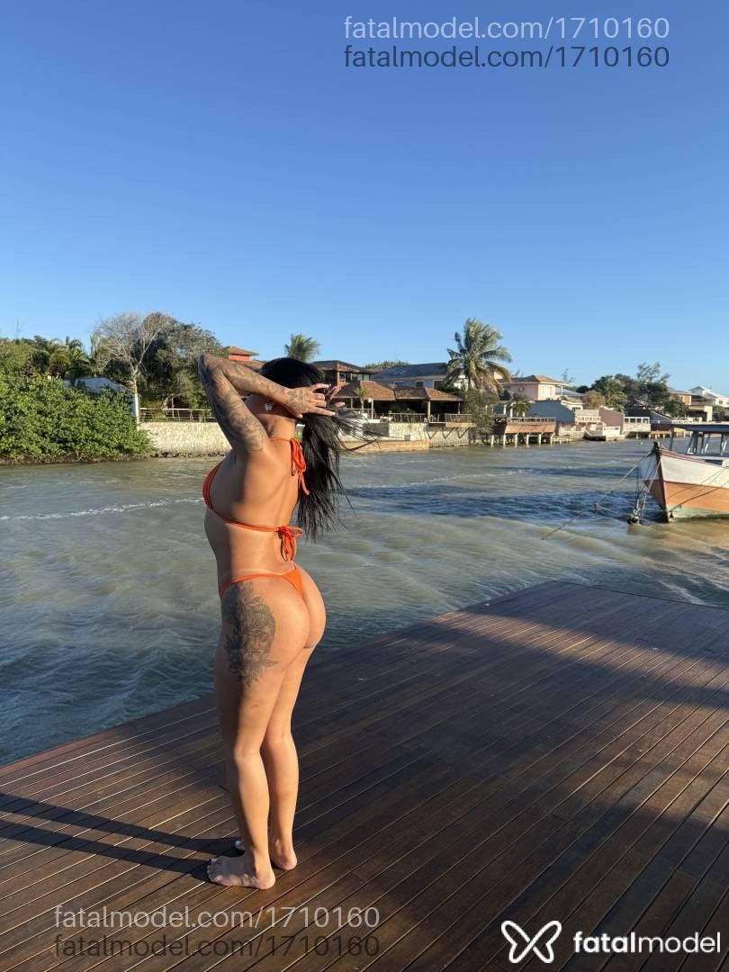 Acompanhante mulher morena (o) de olhos pretos - Mia Ferrari