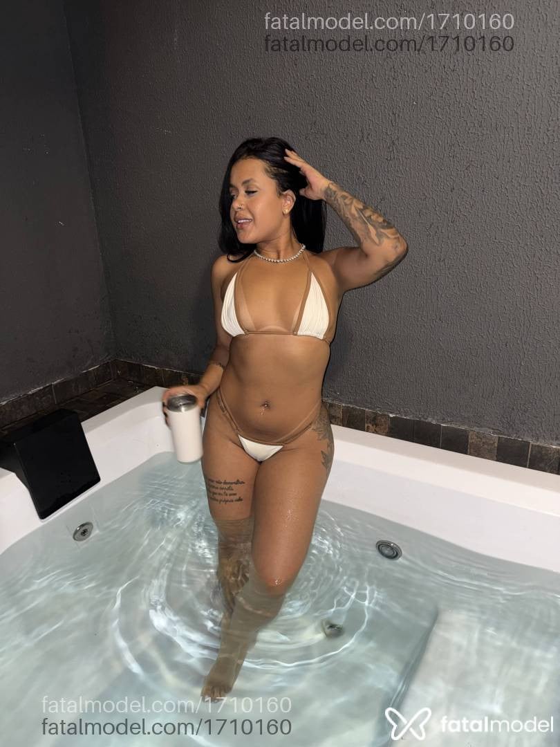 Acompanhante mulher morena (o) de olhos pretos - Mia Ferrari