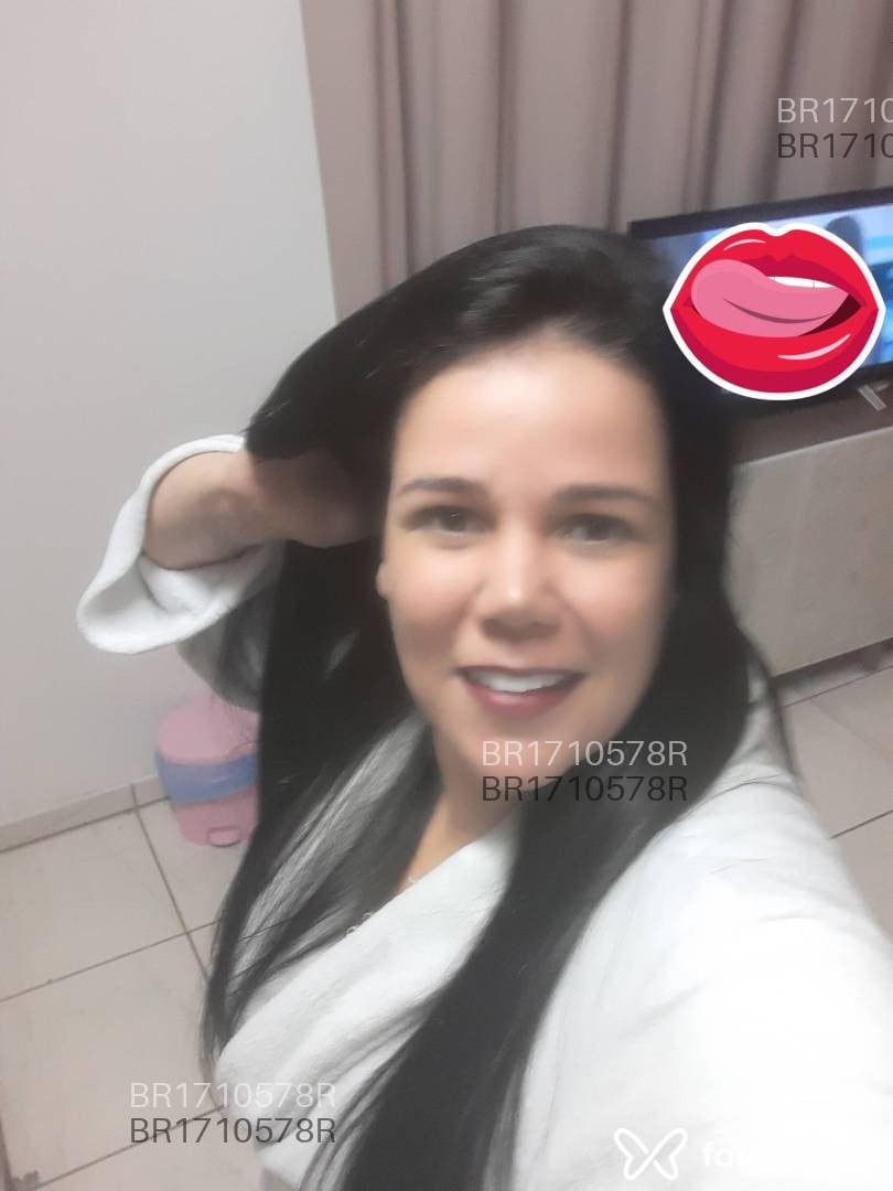 Acompanhante mulher com cabelo castanho de olhos mel em Santa Rosa Acompanhante mulher com cabelo castanho de olhos mel em Santa Rosa - Lunna parque