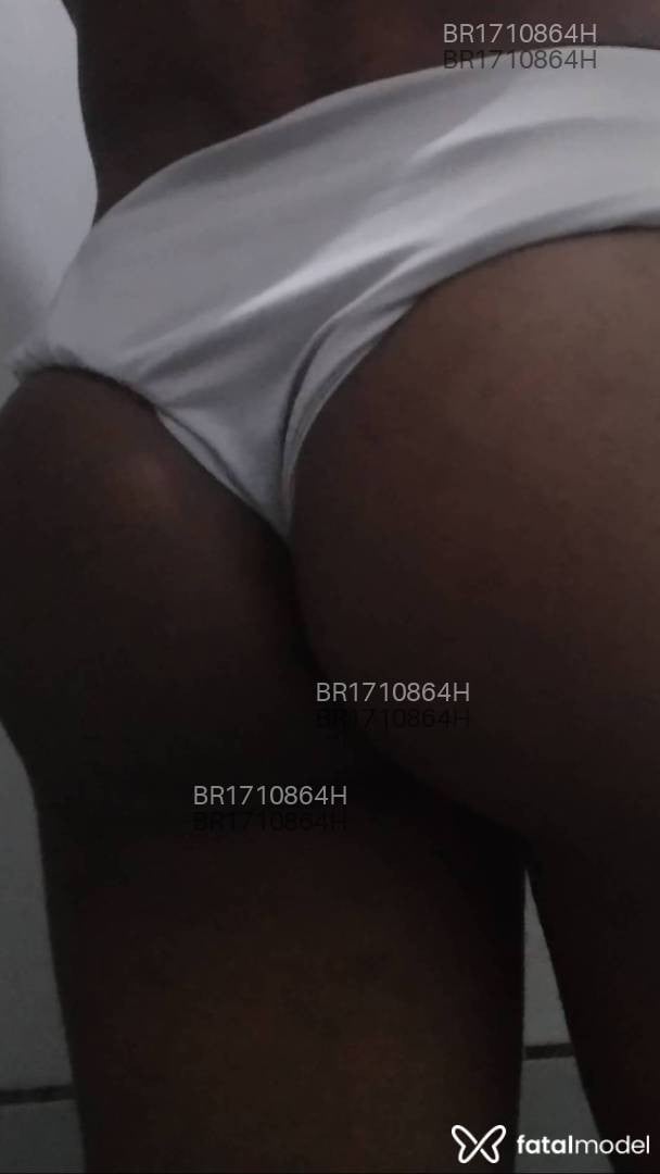 Acompanhante não-binário com cabelo castanho de olhos castanhos em Paraty - Lucas