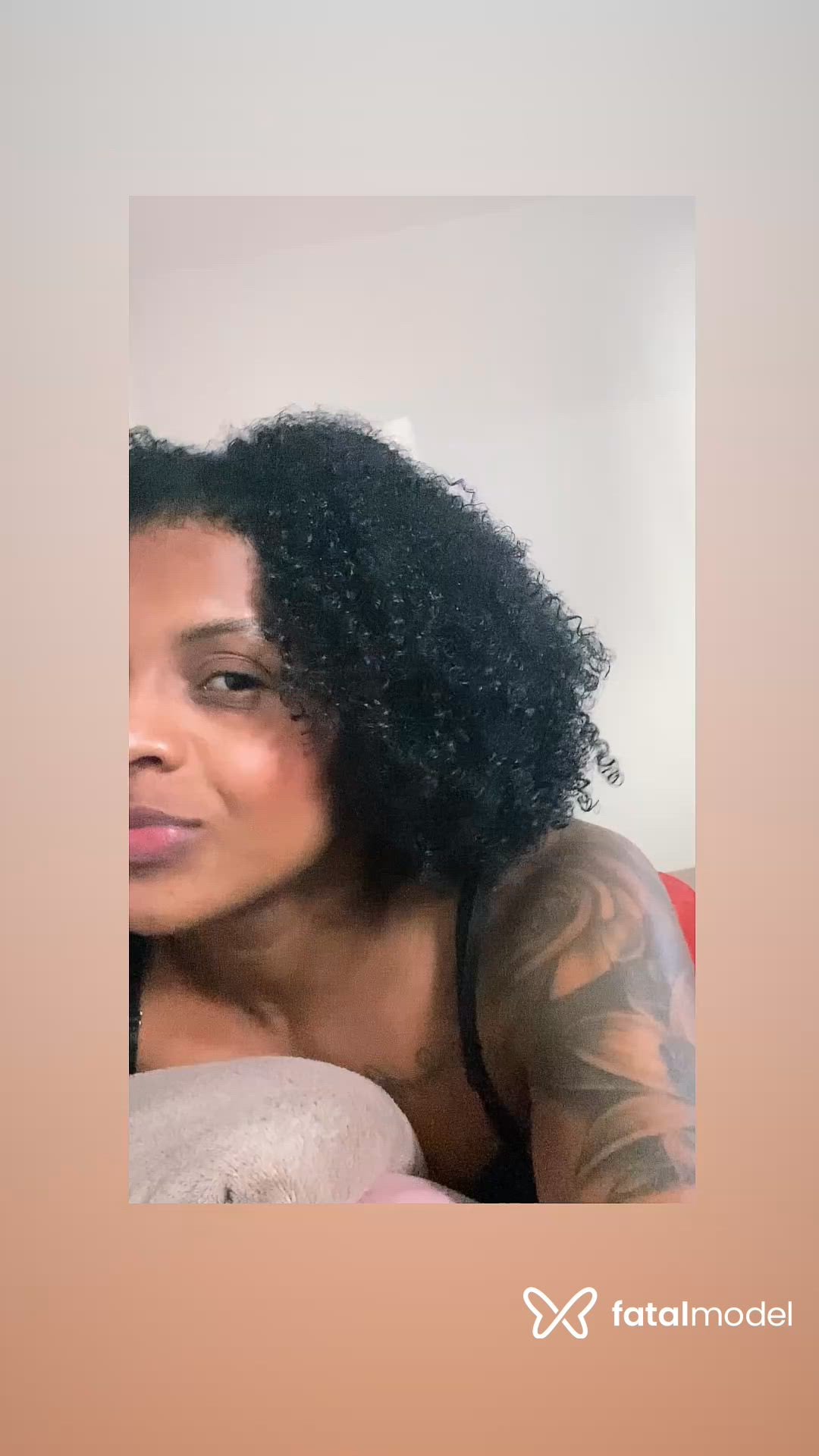 Acompanhante mulher morena (o) de olhos pretos - Laylla bumb ouro