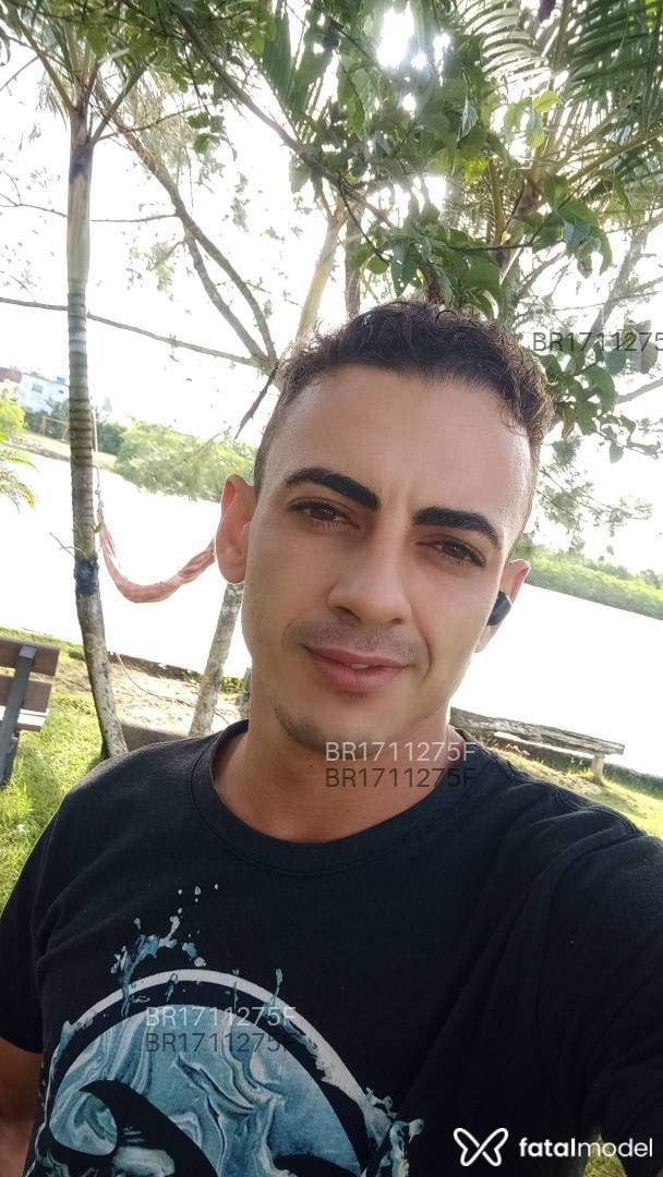 Acompanhante homem com cabelo castanho de olhos castanhos - Derik Acompanhante homem com cabelo castanho de olhos castanhos - Derik