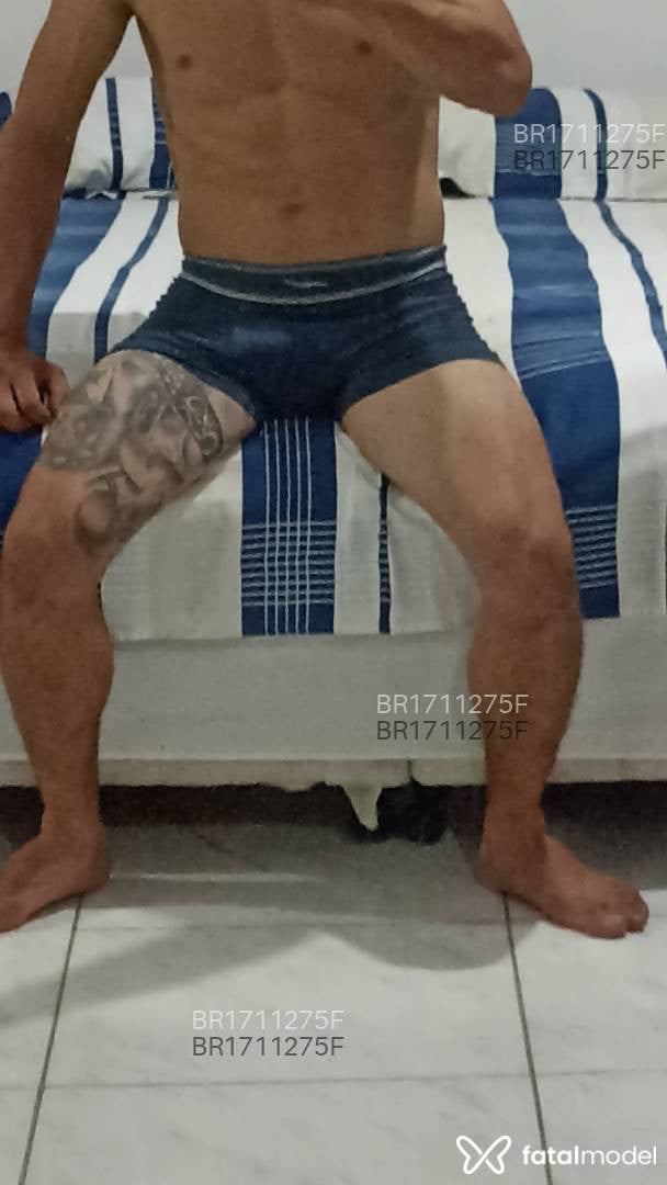 Acompanhante homem com cabelo castanho de olhos castanhos - Derik Acompanhante homem com cabelo castanho de olhos castanhos - Derik