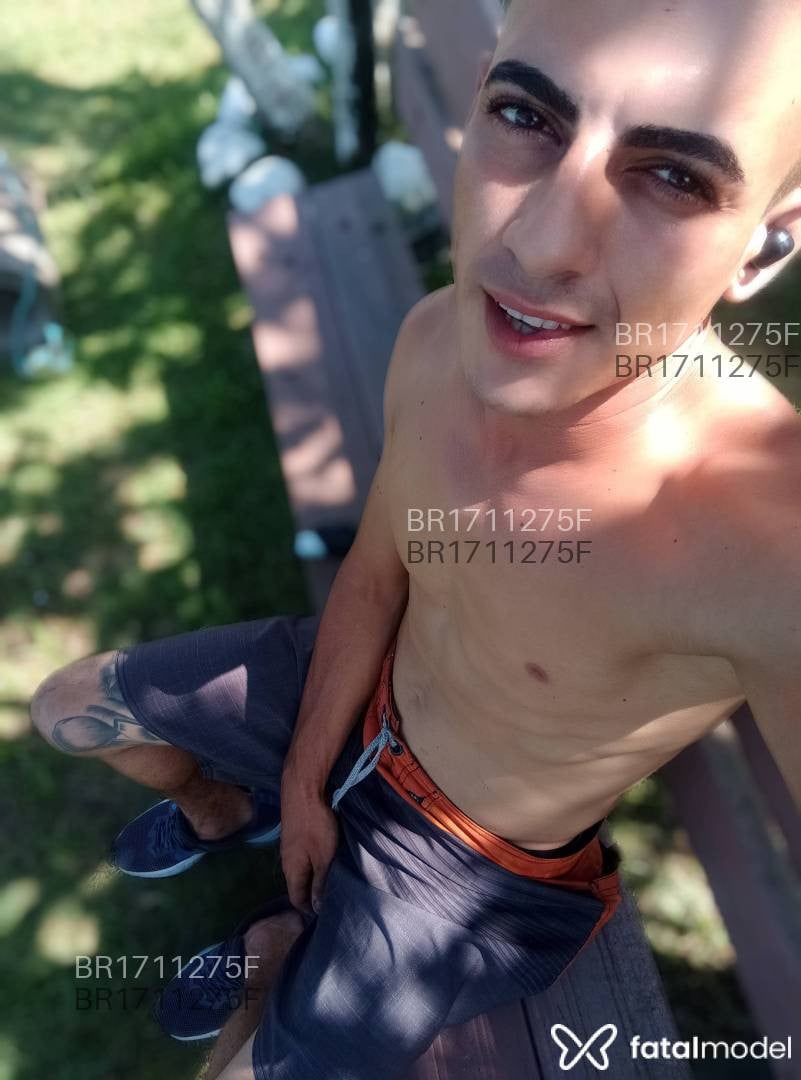 Acompanhante homem com cabelo castanho de olhos castanhos - Derik Acompanhante homem com cabelo castanho de olhos castanhos - Derik