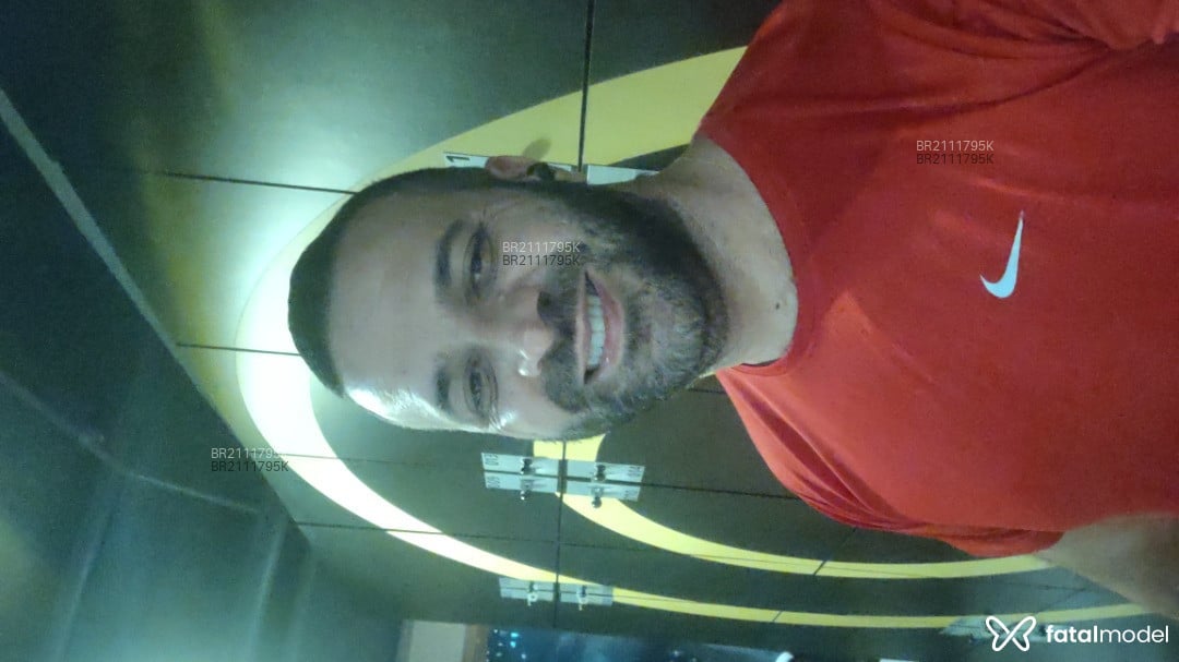 Acompanhante homem com cabelo castanho de olhos castanhos em São Paulo Acompanhante homem com cabelo castanho de olhos castanhos em São Paulo - Victor