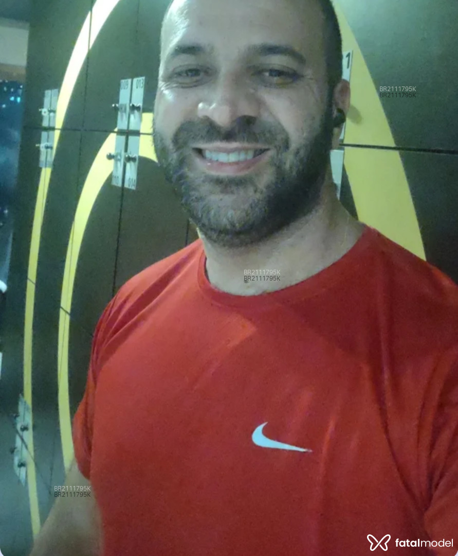 Acompanhante homem com cabelo castanho de olhos castanhos em São Paulo Acompanhante homem com cabelo castanho de olhos castanhos em São Paulo - Victor