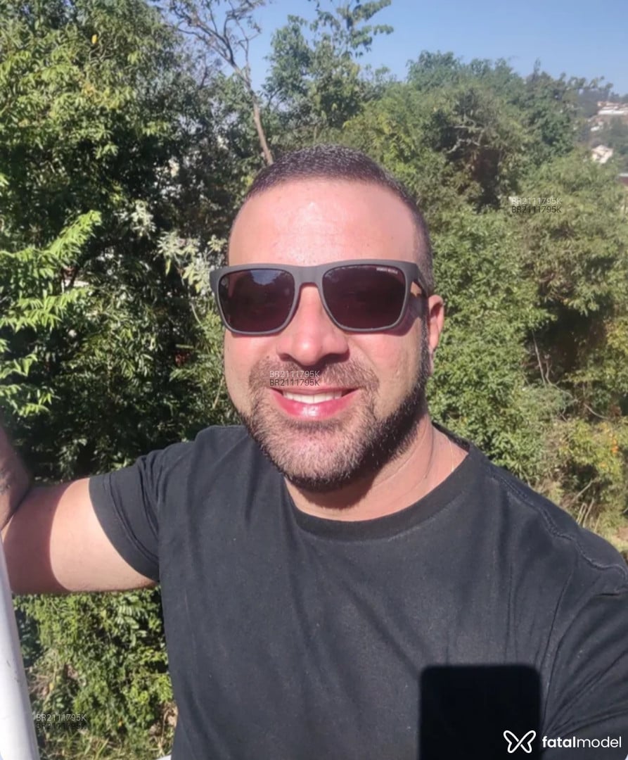 Acompanhante homem com cabelo castanho de olhos castanhos em São Paulo Acompanhante homem com cabelo castanho de olhos castanhos em São Paulo - Victor