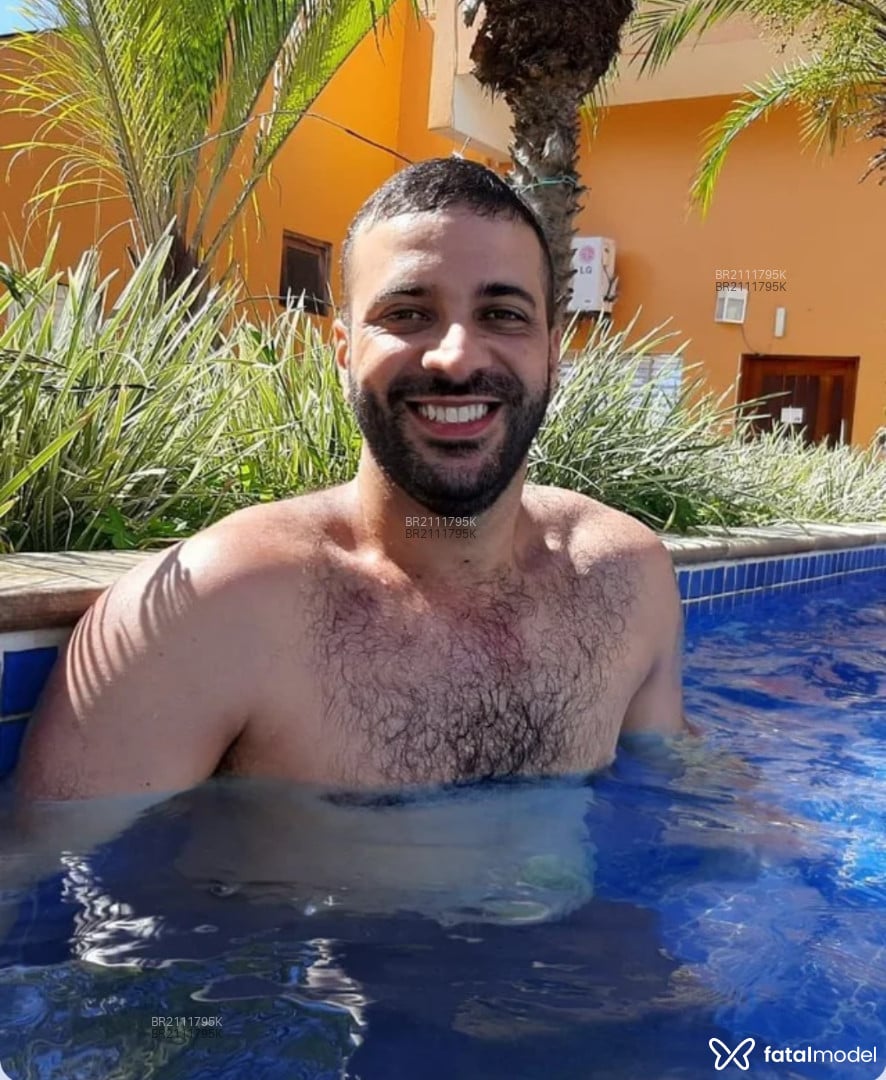 Acompanhante homem com cabelo castanho de olhos castanhos em São Paulo Acompanhante homem com cabelo castanho de olhos castanhos em São Paulo - Victor