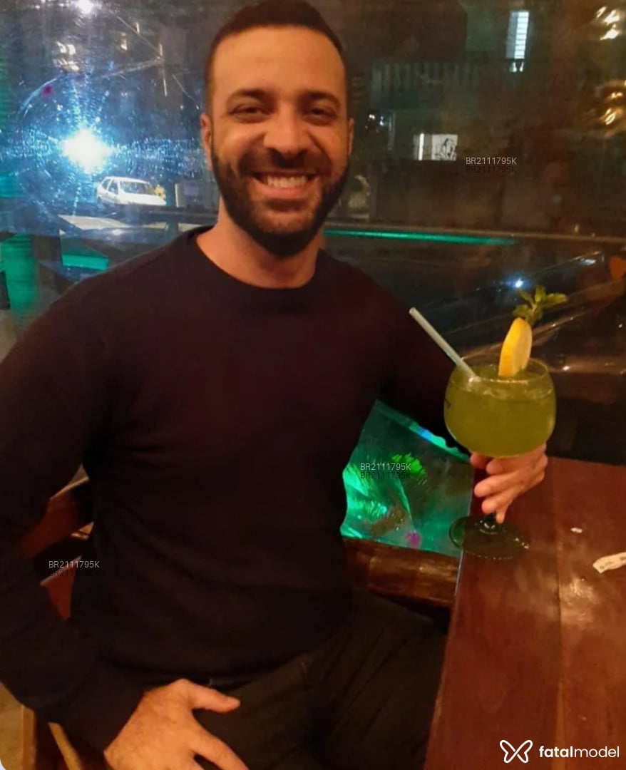 Acompanhante homem com cabelo castanho de olhos castanhos em São Paulo Acompanhante homem com cabelo castanho de olhos castanhos em São Paulo - Victor