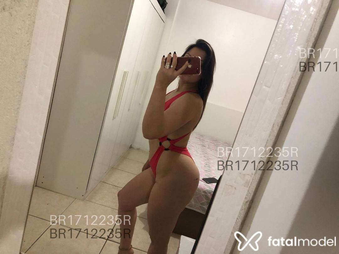 Acompanhante mulher com cabelo castanho de olhos castanhos - Mel Weber Acompanhante mulher com cabelo castanho de olhos castanhos - Mel Weber