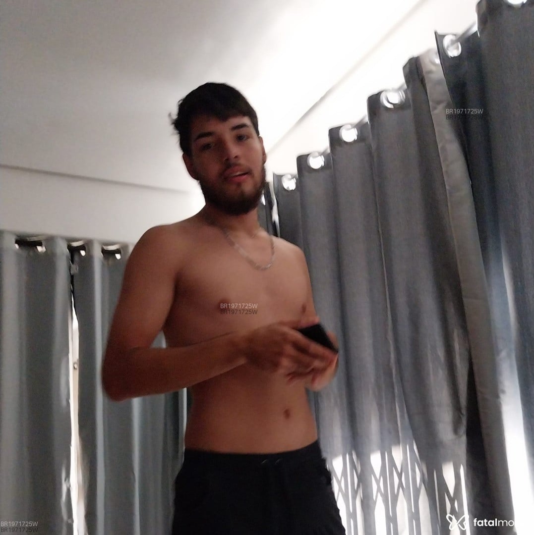 Acompanhante homem com cabelo castanho de olhos castanhos em Camboriú - Gabriel