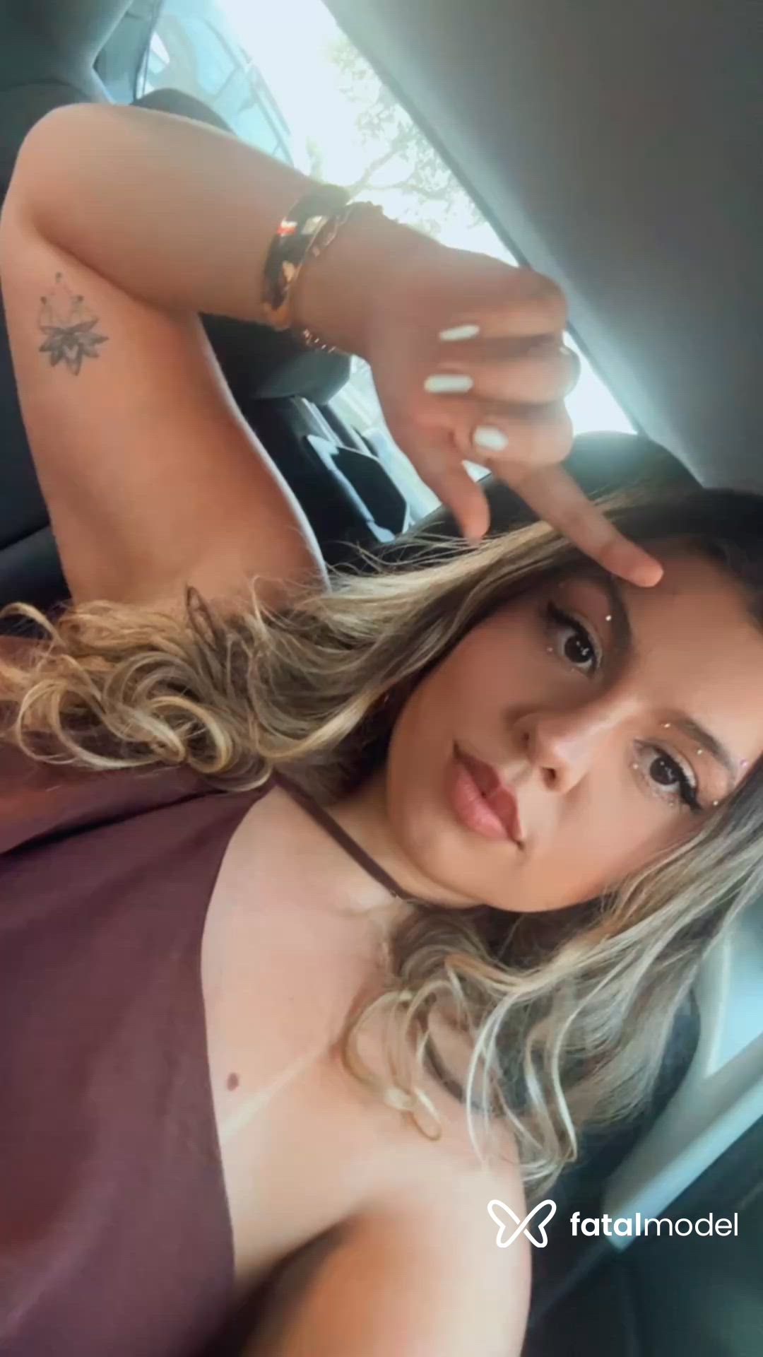 Acompanhante mulher loira (o) de olhos castanhos - Caroline