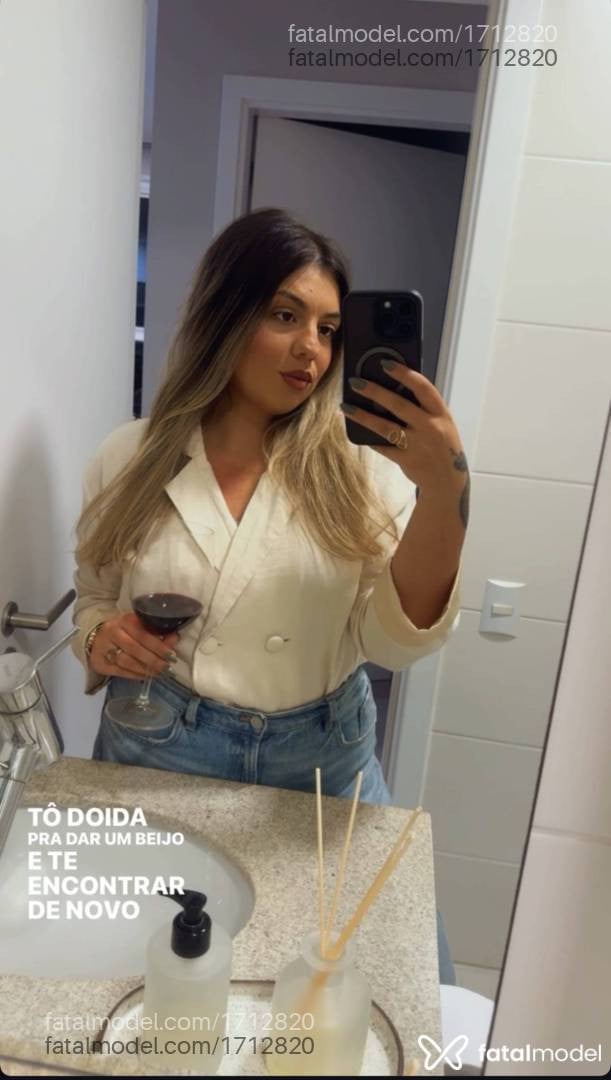 Acompanhante mulher loira (o) de olhos castanhos - Caroline