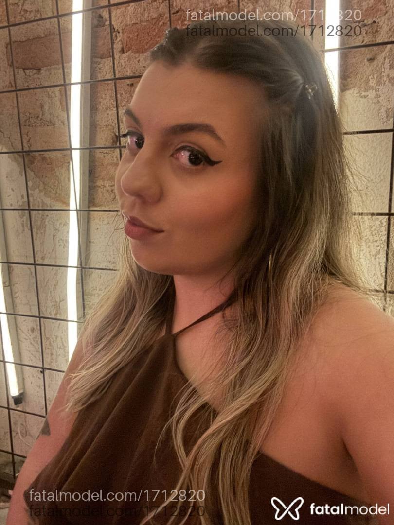 Acompanhante mulher loira (o) de olhos castanhos - Caroline