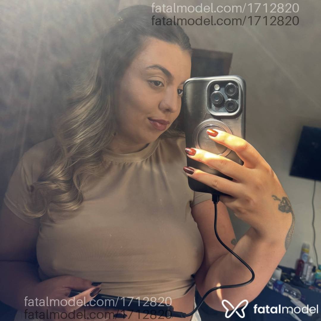 Acompanhante mulher loira (o) de olhos castanhos - Caroline