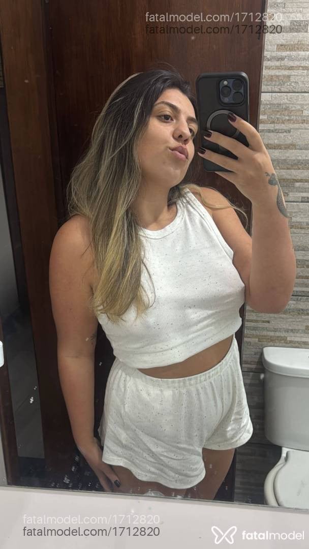 Acompanhante mulher loira (o) de olhos castanhos - Caroline