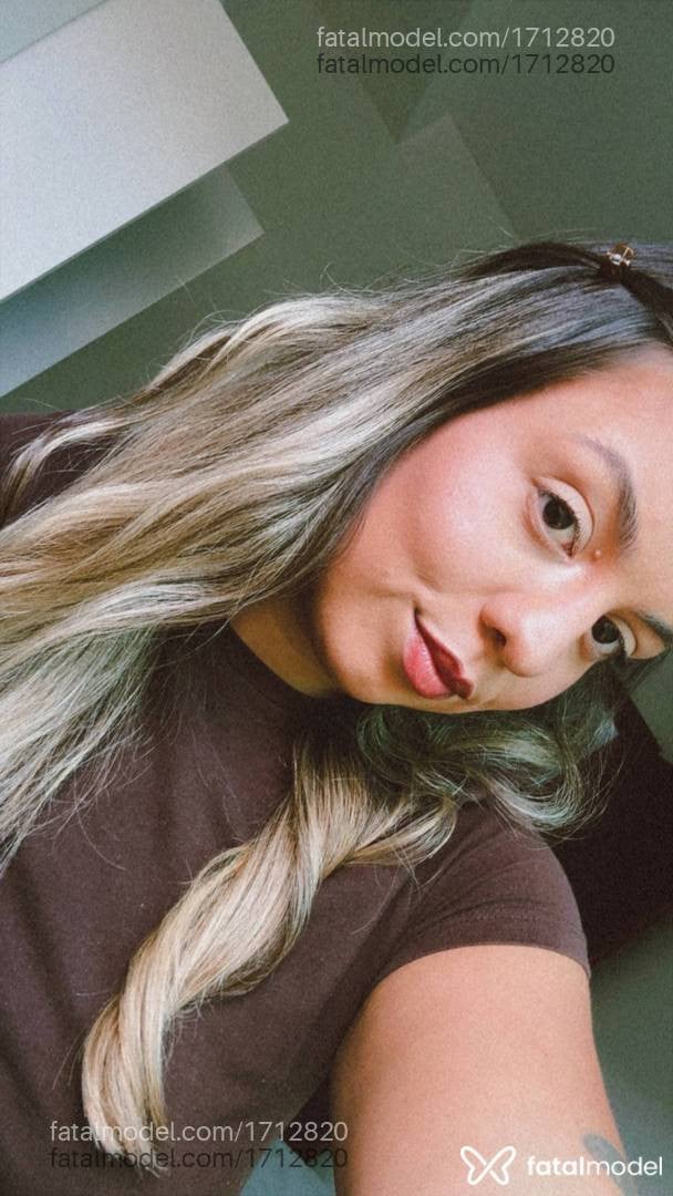 Acompanhante mulher loira (o) de olhos castanhos - Caroline