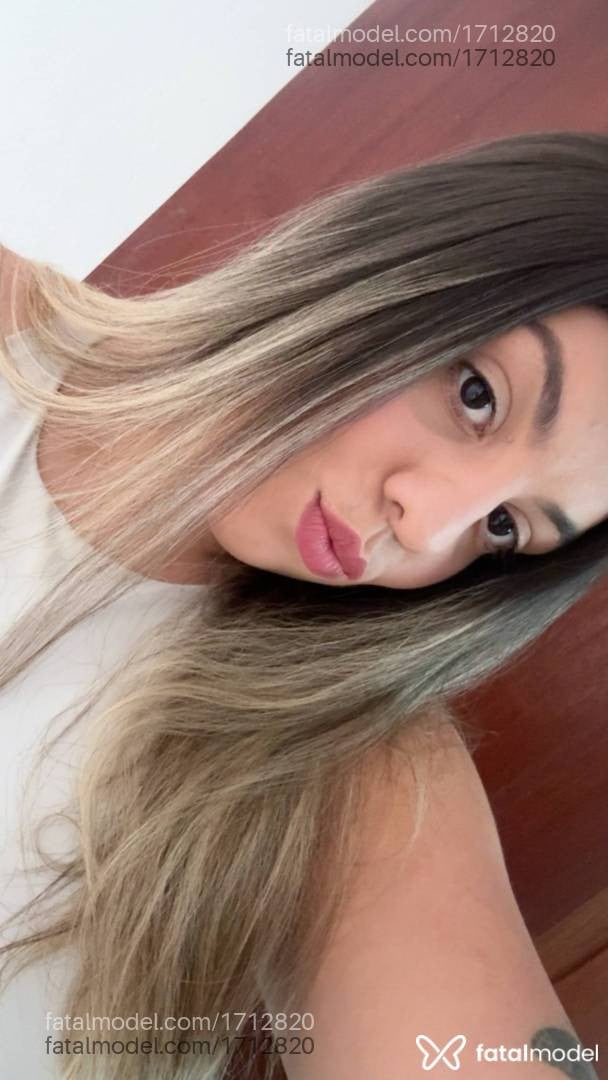Acompanhante mulher loira (o) de olhos castanhos - Caroline