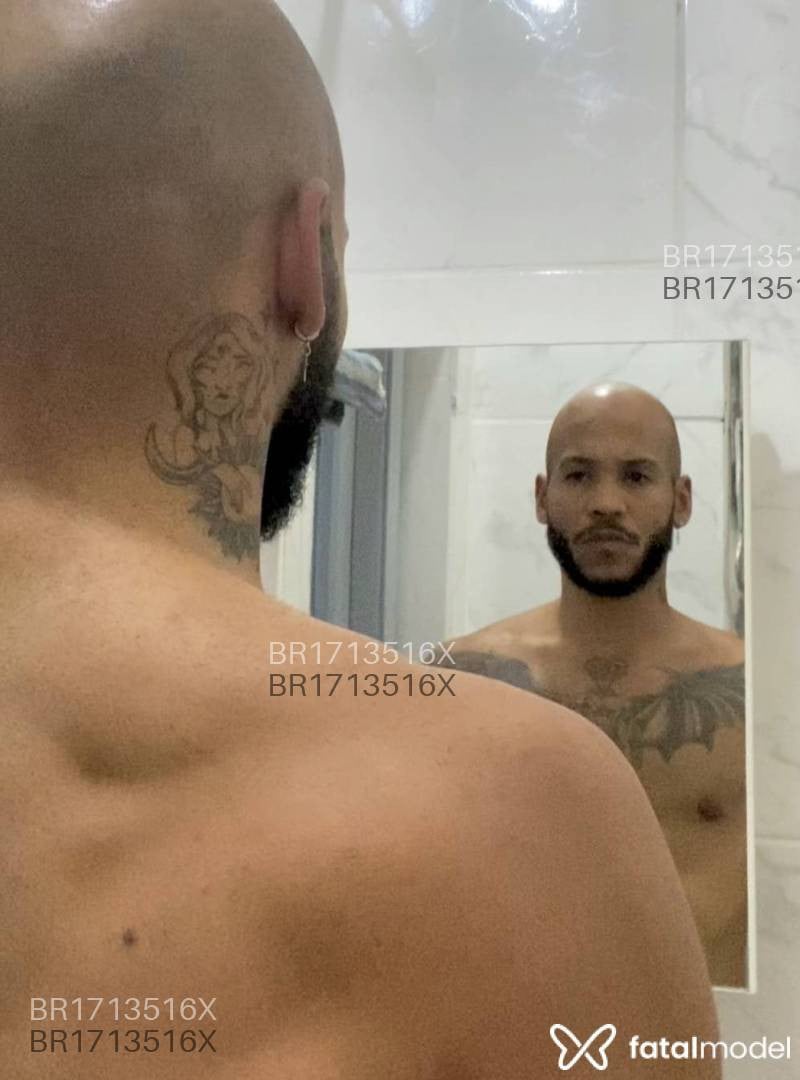 Acompanhante homem sem cabelo de olhos castanhos - DieguitO