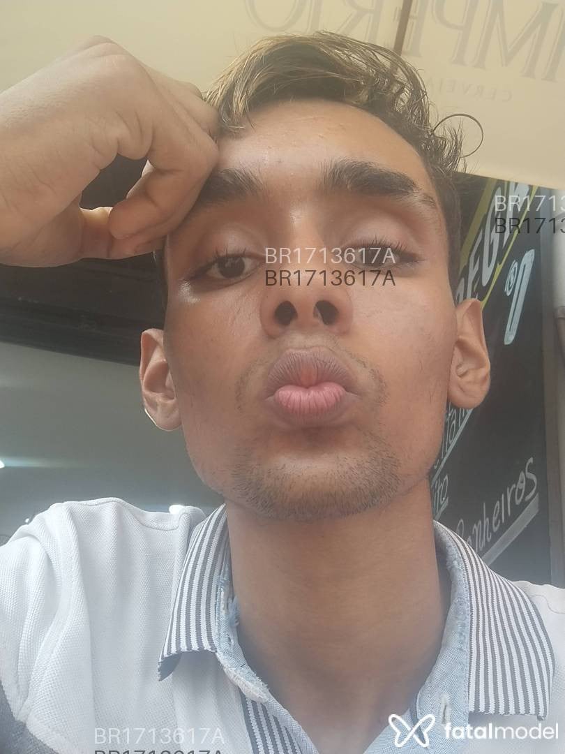 Acompanhante homem com cabelo castanho de olhos castanhos - Coringa Acompanhante homem com cabelo castanho de olhos castanhos - Coringa
