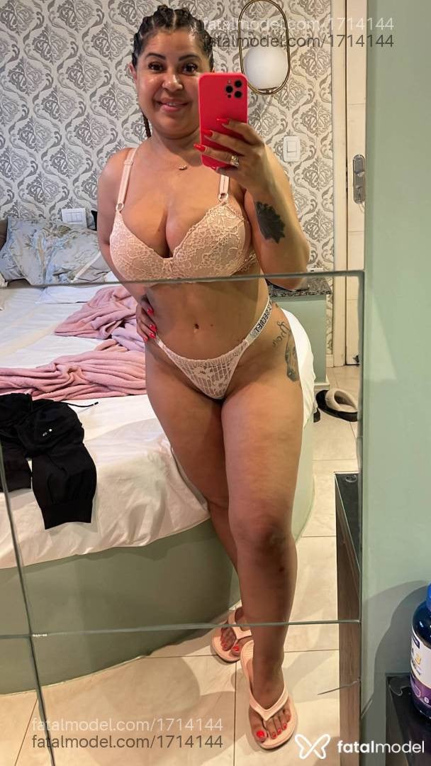 Acompanhante mulher com cabelo grisalho de olhos pretos - Larissa Mello