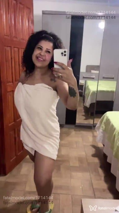 Acompanhante mulher com cabelo grisalho de olhos pretos - Larissa Mello