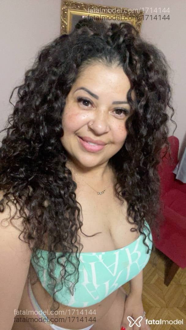Acompanhante mulher com cabelo grisalho de olhos pretos - Larissa Mello