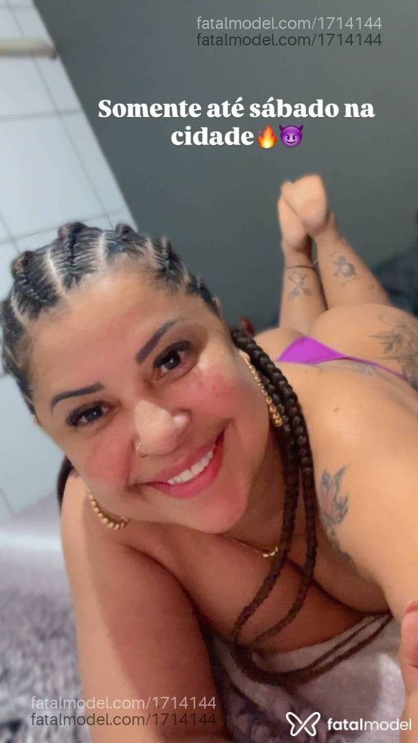 Acompanhante mulher com cabelo grisalho de olhos pretos - Larissa Mello