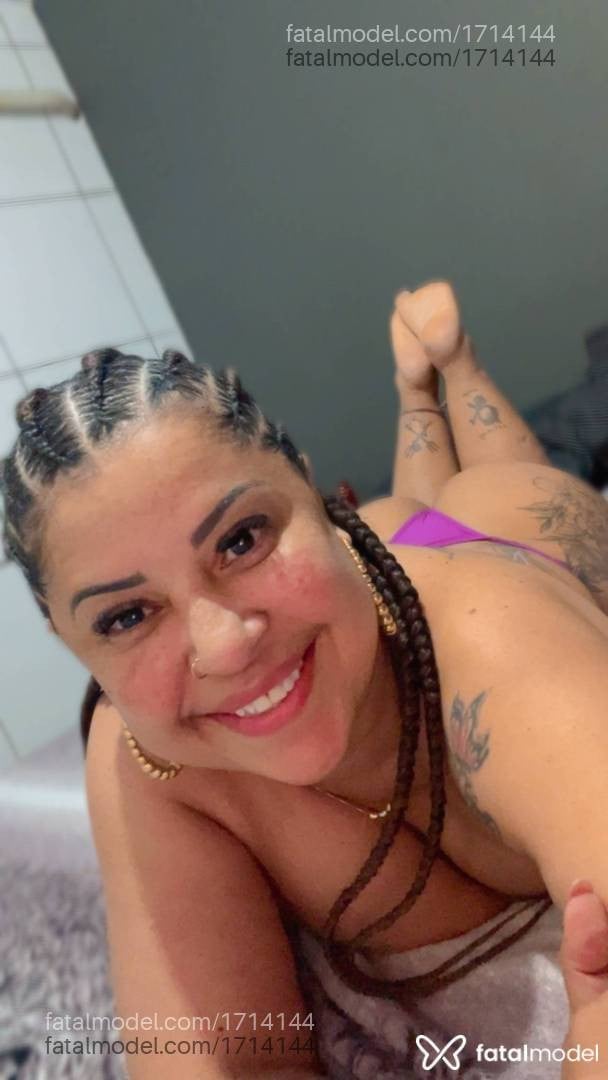 Acompanhante mulher com cabelo grisalho de olhos pretos - Larissa Mello