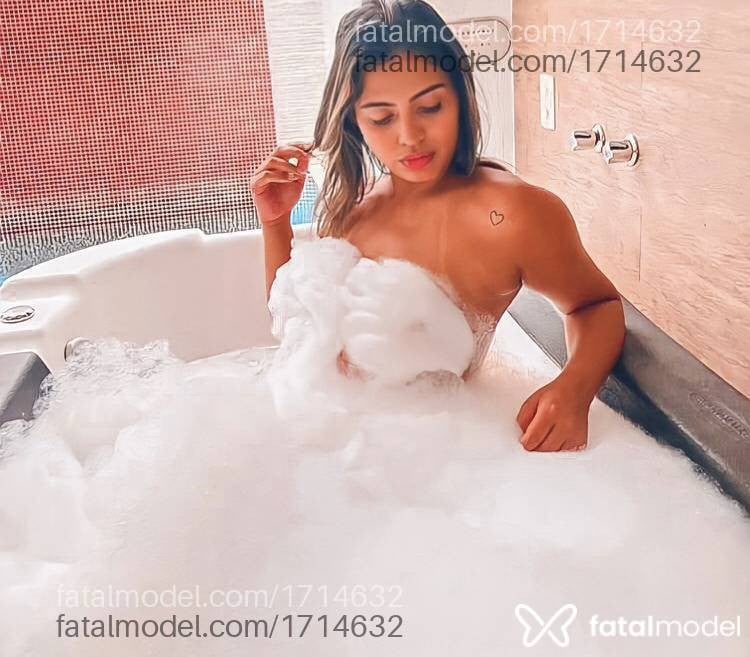 Acompanhante mulher loira (o) de olhos cinza - Júlia