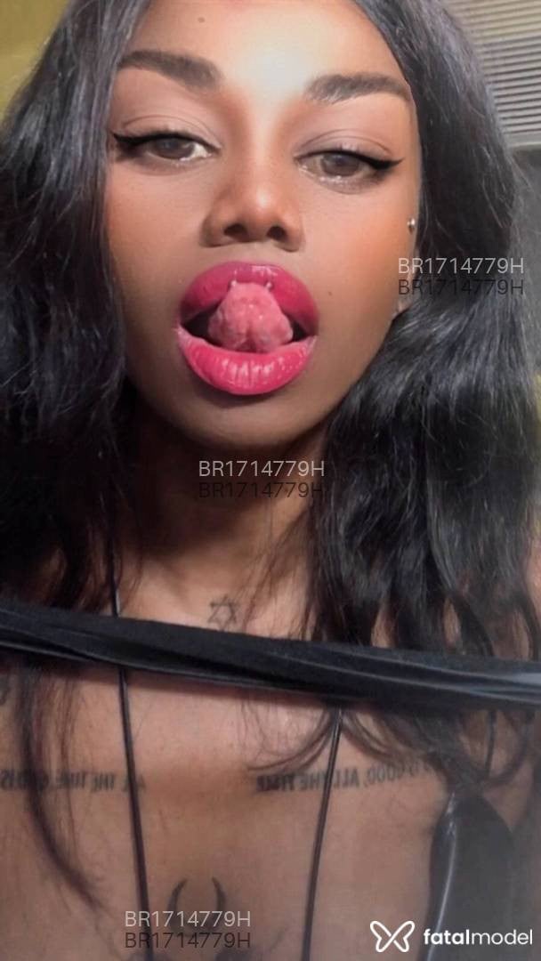 Acompanhante mulher com cabelo castanho de olhos castanhos - Nayobe