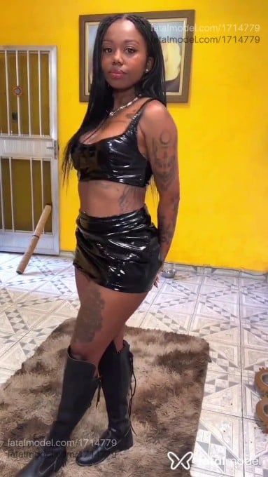 Acompanhante mulher com cabelo castanho de olhos castanhos em Virtual - Nayobe