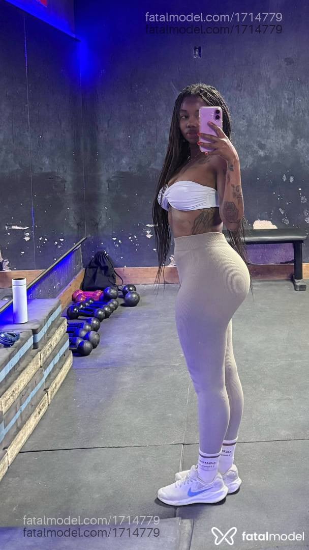 Acompanhante mulher com cabelo castanho de olhos castanhos - Nayobe