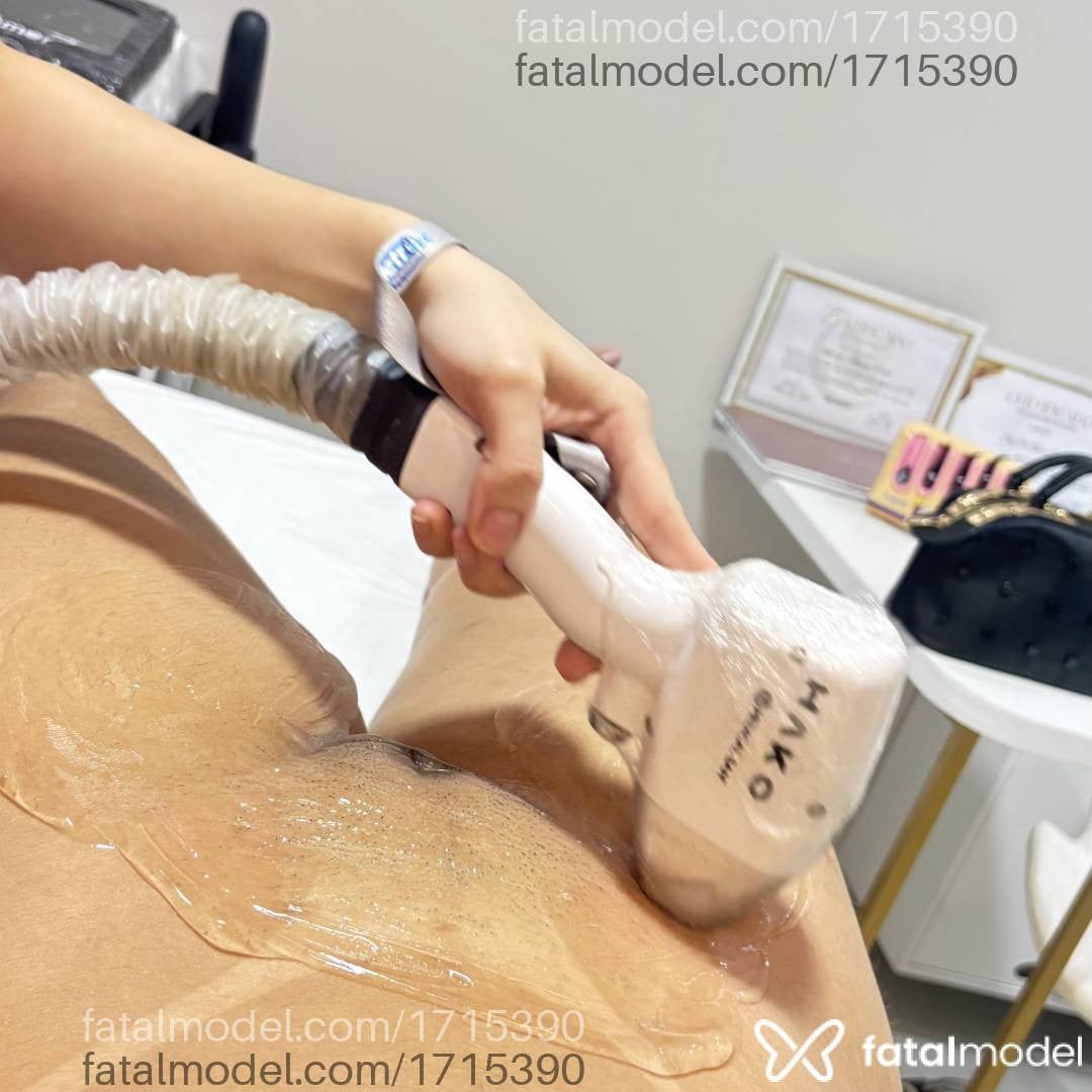 Acompanhante mulher loira (o) de olhos pretos - Larissa