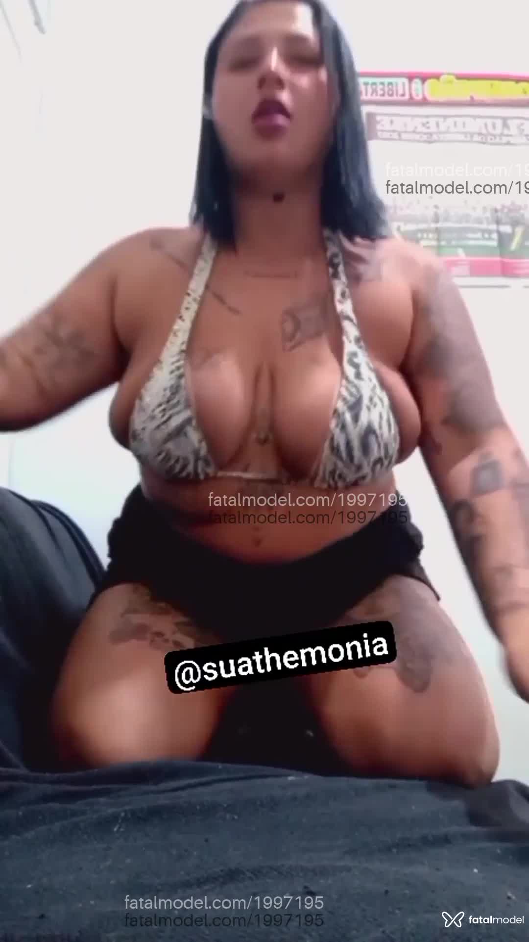Acompanhante mulher morena (o) de olhos castanhos em Virtual - Themonia